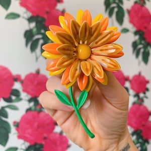 Vintage Metal Enamelware Daisy Brooch